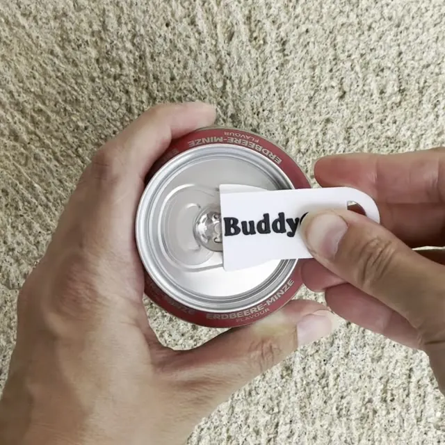 Le BuddyCan fait levier sous la languette et la soulève d’un mouvement du poignet.