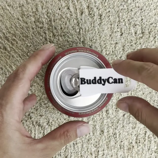 Le BuddyCan pivote d’un demi-tour pour venir couvrir l’ouverture de la canette.
